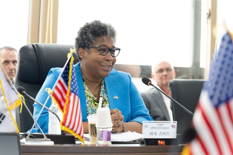 한·미 국방부는 22일 서울에서 제57차 한미 군수협력위원회(Logistics Cooperation Committee) 회의를 개최했다. 미 국방부 리사 스미스 품목지원부차관보가 회의 중 발언하고 있다. 국방부 제공