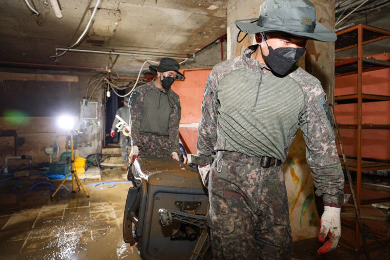 광주 31시단 군 장병들이 22일 북구 신안교 일대를 비롯해 운암2동·용전동·용강동·문화동, 서구 서창동·마륵동, 동구 학운동, 광산구 평동·신창동·임곡동·어룡동·하남동 등에서 수해 복구 활동을 펼치고 있다.(바카라 꽁 머니 제공. 재판매 및 DB 금지) 2025.7.22/뉴스1
