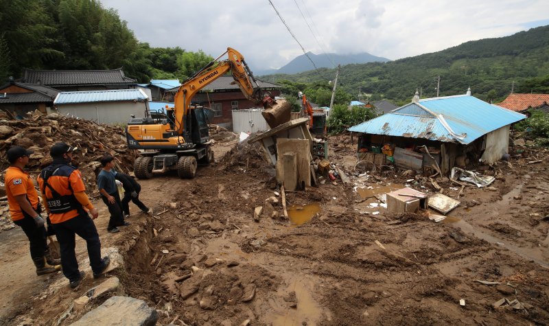 21일 폭우와 산사태 피해를 입은 경남 산청군 산청읍 모고마을에서 실종자 수색작업이 이뤄지고 있다. 2025.7.21/뉴스1 ⓒ News1 윤일지 기자