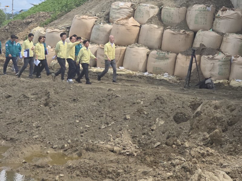 김성환 신임 환경부 장관이 22일 오후 충남 예산 별리 구만교 앞 수해 제방붕괴 복구 현장을 찾았다. 취임 뒤 첫 현장 행보다. 2025.7.22/뉴스1 ⓒ News1 황덕현 기후환경전문기자