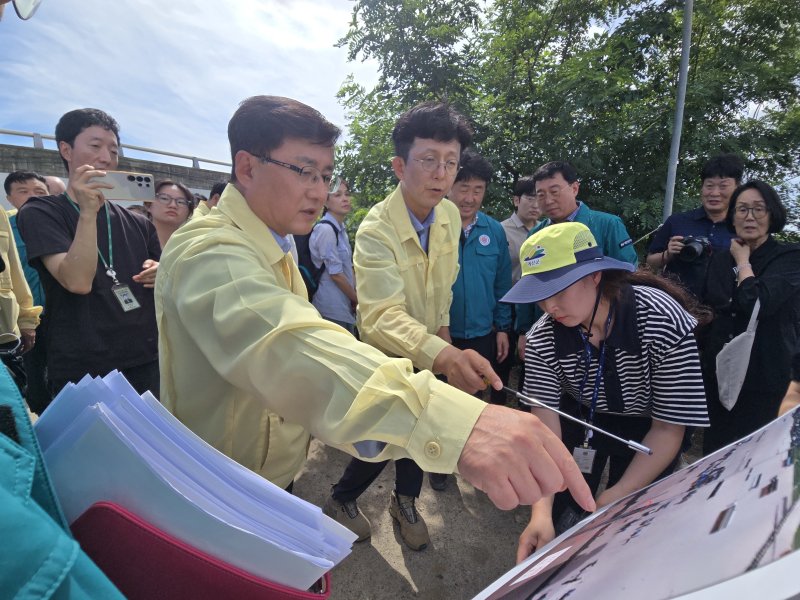 김성환 신임 환경부 장관이 22일 오후 충남 예산 별리 구만교 앞 수해 제방붕괴 복구 현장을 방문해 점검을 하고 있다. 취임 뒤 첫 현장 행보다. 2025.7.21/뉴스1 ⓒ News1 황덕현 기후환경전문기자