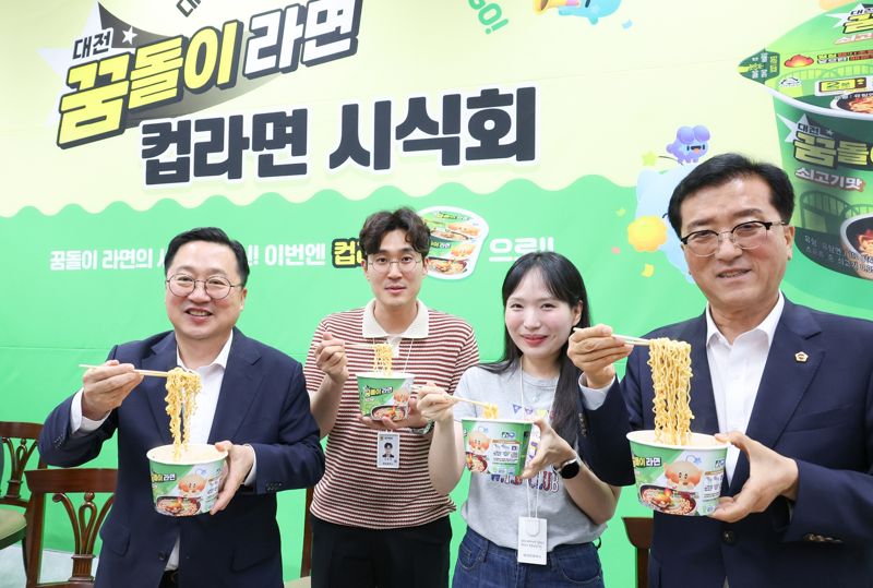 이장우 대전시장(맨 왼쪽)과 조원휘 대전시의회의장(맨 오른쪽)이 22일 대전시청 1층 구내식당에서 열린 ‘꿈돌이라면 컵라면 시식평가회’에서 직원들과 함께 컵라면을 시식하고 있다.