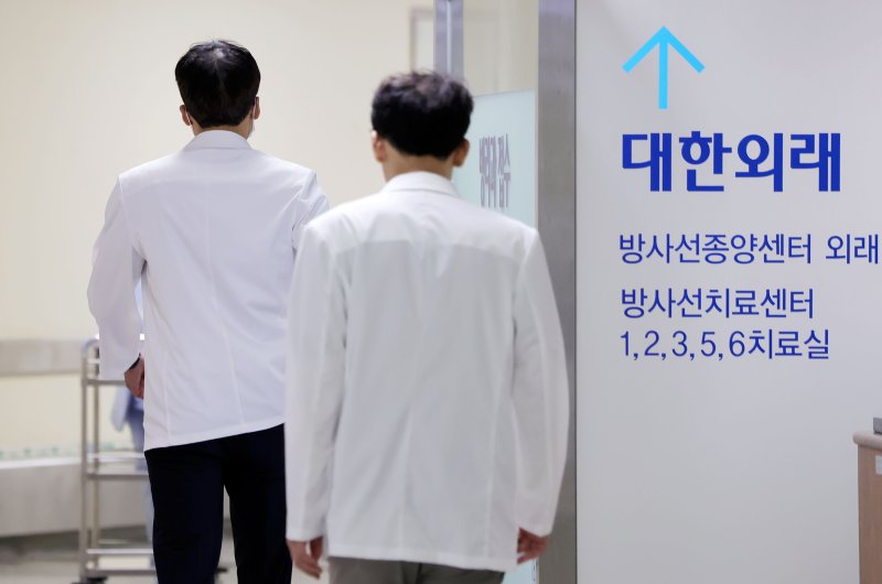 [서울=뉴시스] 홍효식 기자 = 의정갈등으로 병원을 떠났던 전공의들이 복귀 논의에 앞서 수련 환경 개선과 수련 연속성 보장 등 대정부 3대 요구안을 확정한 가운데 21일 서울 시내 한 대학병원에서 의료진들이 이동하고 있다. 2025.07.21. yesphoto@newsis.com