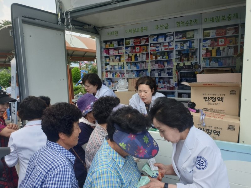 의약품 전달하는 대한약사회 (출처=연합뉴스)