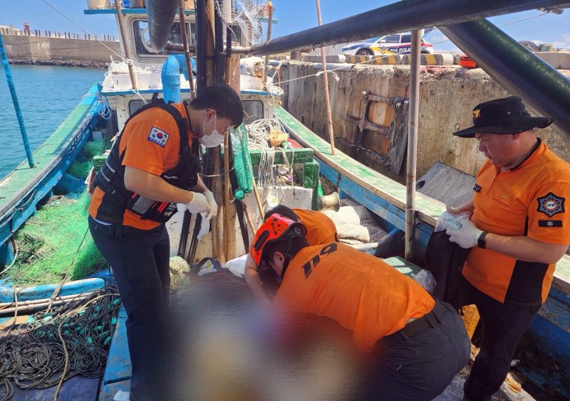 [제주=뉴시스] 22일 오전 제주시 애월읍 동귀 앞 해상에서 조업하던 모슬포 선적 선원 A(62)씨가 바다에 빠져 숨지는 사고가 발생했다. 현장에 출동한 119대원이 응급조치를 하는 모습. (사진=제주도소방안전본부 제공) 2025.07.22. photo@newsis.com *재판매 및 DB 금지