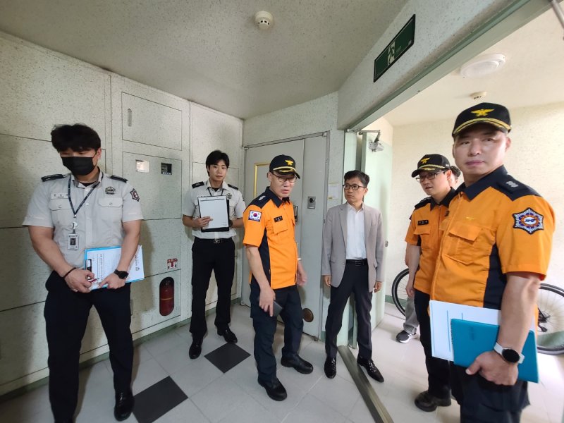 [대구=무료 바카라사이트] 대구북부소방서는 22일 북구 산격동에 있는 노후 공동주택에서 무료 바카라사이트예방 현장지도를 했다. (사진=대구북부소방서 제공) 2025.07.22. photo@newsis.com *재판매 및 DB 금지
