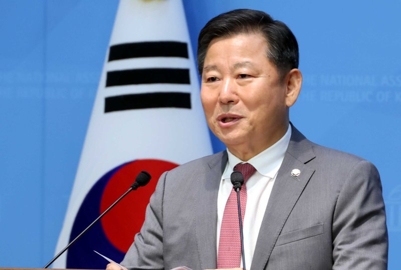 [서울=뉴시스] 조성봉 기자 = 이철규 국민의힘 의원이 22일 오후 서울 여의도 국회 소통관에서 열린 '특검 관련 입장 발표 기자회견'에서 발언을 하고 있다. 2025.07.22. suncho21@newsis.com