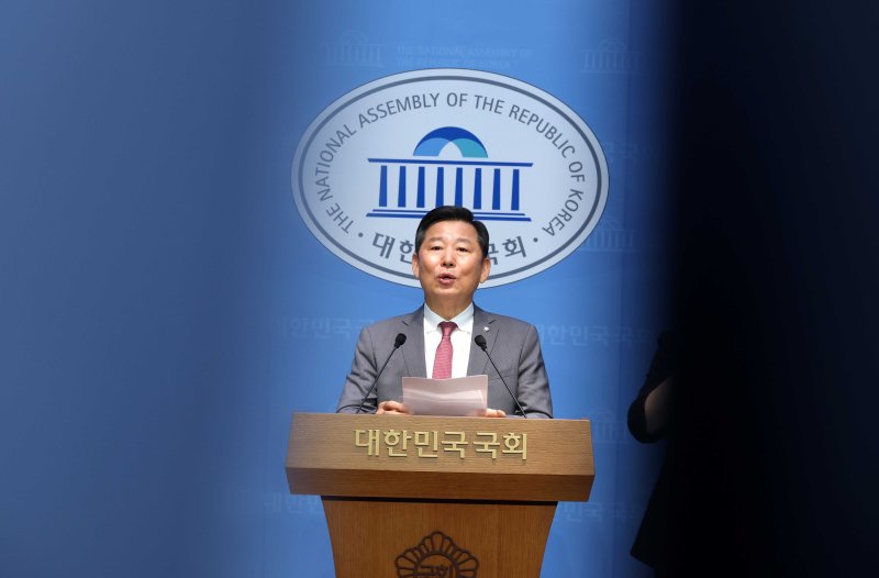 [서울=뉴시스] 조성봉 기자 = 이철규 국민의힘 의원이 22일 오후 서울 여의도 국회 소통관에서 열린 '특검 관련 입장 발표 기자회견'에서 발언을 하고 있다. 2025.07.22. suncho21@newsis.com