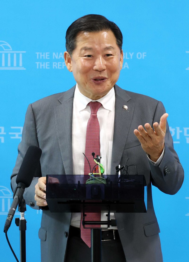 [서울=뉴시스] 조성봉 기자 = 이철규 국민의힘 의원이 22일 오후 서울 여의도 국회 소통관에서 '특검 관련 입장 발표 기자회견'을 마치고 취재진의 질문에 답변하고 있다. 2025.07.22. suncho21@newsis.com