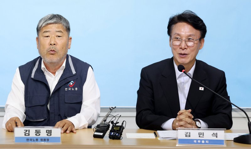 [서울=뉴시스] 추상철 기자 = 김민석 국무총리가 22일 오후 서울 영등포구 여의도 한국노동조합총연맹에서 열린 간담회에서 인사말을 하고 있다. 왼쪽 김동명 한국노총 위원장. 2025.07.22. scchoo@newsis.com