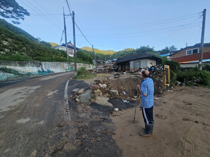 22일 경남 산청군 신등면 율현리 박해숙 씨가 바카라사이트 소닉 뒤쪽 산에서 한꺼번에 많은 물이 바카라사이트 소닉로 덮쳤다고 주장했다. 2025.7.22/뉴스1 ⓒ News1 한송학 기자