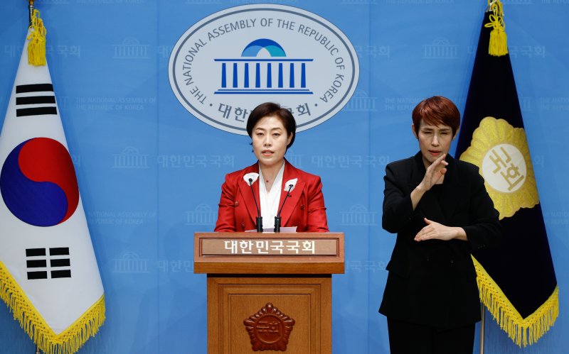 서지영 국민의힘 원내대변인이 24일 서울 여의도 국회 소통관에서 논평하고 있다. 2024.12.24/뉴스1 ⓒ News1 안은나 기자