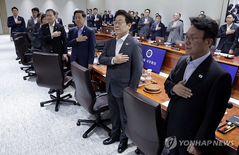 이재명 대통령, 국무회의 국민의례 (출처=연합뉴스)