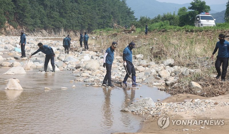 산청 실종자 수색하는 경찰 (출처=연합뉴스)