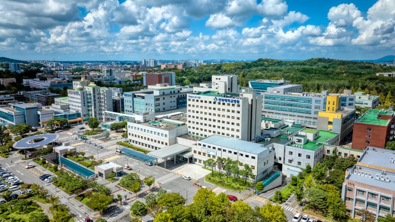 보건의료노조 전북대학교병원지부는 오는 23일 오후 6시 전북대병원 본관 로비에서 총파업 전야제를 연다고 22일 밝혔다. 전북대병원 전경(병원 제공. 재판매 및 DB금지)/뉴스1DB