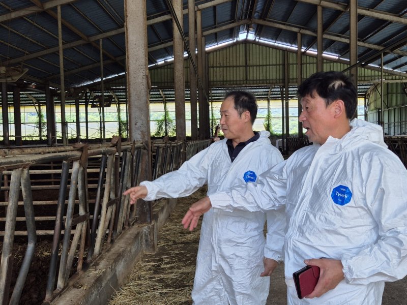 [세종=뉴시스] 농촌진흥청은 강민구 국립축산과학원 축산생명환경부장이 지난 21일 경남 하동군 '해뜰목장'을 찾아 젖소 사양관리와 폭염 대응 실천 현황을 점검하고, 여름철 기상재해에 대한 현장 의견을 청취했다고 22일 밝혔다. (사진=농진청 제공) 2025.07.22. photo@newsis.com *재판매 및 DB 금지