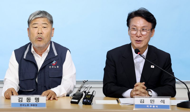 김민석 국무바카라 가상 머니 사이트가 22일 오후 서울 영등포구 여의도 한국노동조합총연맹에서 열린 간담회에서 인사말을 하고 있다. 왼쪽 김동명 한국노총 위원장. 2025.7.22/바카라 가상 머니 사이트1 ⓒ News1 청사사진기자단