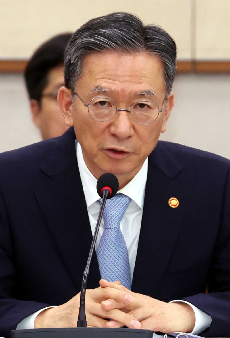 [서울=뉴시스] 조성봉 기자 = 정성호 법무부 라이브 바카라사이트이 22일 오후 서울 여의도 국회에서 열린 법제사법위원회 전체회의에서 의원의 질의에 답변하고 있다. 2025.07.22. suncho21@newsis.com