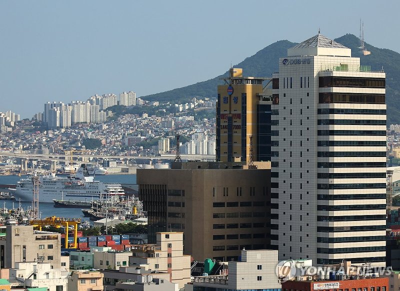 동구에 있는 IM빌딩(오른쪽)과 협성타워(왼쪽) (출처=연합뉴스)