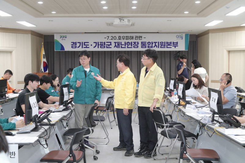 육동한 바카라 전략이 22일 바카라 전략 조종면 행정복지센터 종합상황실을 찾아 생필품을 전달했다.(춘천시 제공, 재판매 및 DB금지)