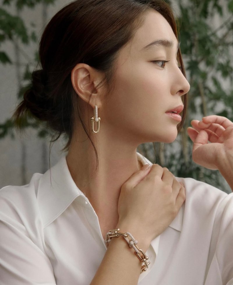 이민정 보정 필요없는 완벽 '옆태' 미모로 화보 완성