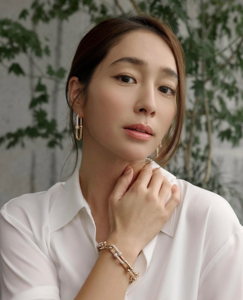 이민정 보정 필요없는 완벽 '옆태' 미모로 화보 완성