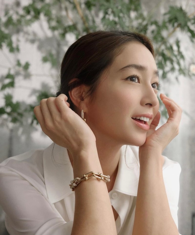 이민정 보정 필요없는 완벽 '옆태' 미모로 화보 완성