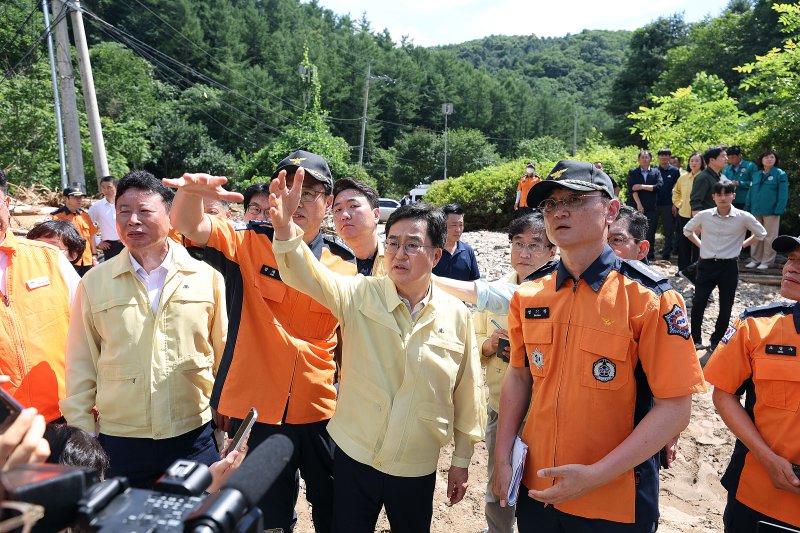 [수원=뉴시스] 22일 오후 김동연 경기도지사가 온라인 바카라사이트군 조종면 집중호우 피해지역 현장을 방문해 돌아보고 있다. (사진=경기도 제공) 2025.07.22. photo@newsis.com *재판매 및 DB 금지