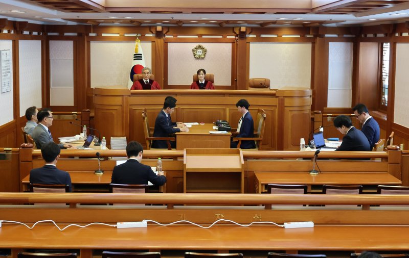 [서울=뉴시스] 배훈식 기자 = 정정미(오른쪽), 조한창 헌법재판관이 22일 오후 서울 종로구 헌법재판소 소심판정에서 열린 조지호 경찰실시간-바카라사이트 탄핵심판 2차 변론준비기일에 자리하고 있다. 2025.07.22. dahora83@newsis.com
