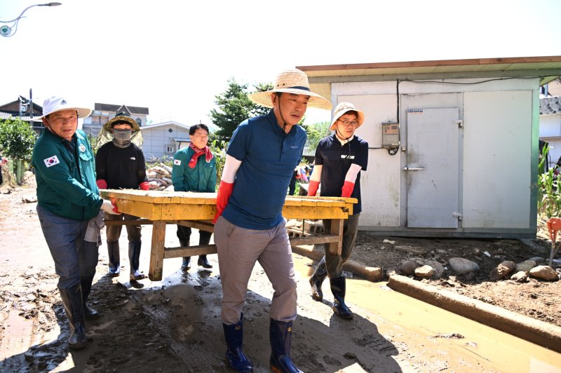 [산청=뉴시스]경남도의회 최학범 의장과 의원, 사무처 직원 등이 22일 산청군 신안면 집중호우 피해 마을 찾아 피해 복구 지원 활동을 펼치고 있다.(사진=경남도의회 제공) 2025.07.22. photo@newsis.com