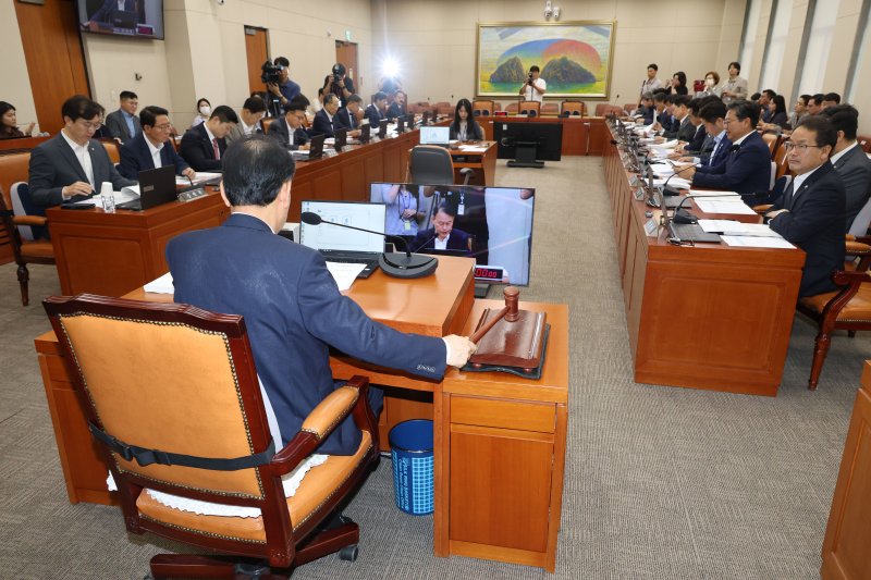 3일 오전 서울 여의도 국회에서 열린 정무위원회 전체회의에서 윤한홍 위원장이 의사봉을 두드리며 권오을 국가보훈부장관 후보자 인사청문요청안 등 안건을 상정하고 있다. 2025.7.3/뉴스1 ⓒ News1 이광호 기자