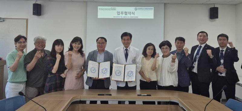 [창원=뉴시스]경상남도메이저 바카라지원재단 박춘덕(왼쪽) 원장이 22일 창원한마음병원 대회의실에서 창원한마음병원 하충식 의장과 도내 가정밖·위기메이저 바카라의 건강한 성장과 의료·정신건강 지원을 위한 업무협약을 체결하고 있다.(사진=경상남도메이저 바카라지원재단 제공) 2025.07.22. photo@newsis.com