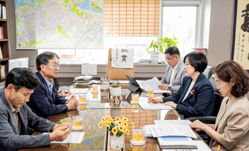 [서울=뉴시스] 이수희 강동구청장(오른쪽)과 강동송파교육지원청 조현석 교육장(왼쪽)이 마주 보며, 강동구 주요 학교 현안에 대하여 논의하고 있다. 2025.07.22. (사진=강동구 제공) *재판매 및 DB 금지