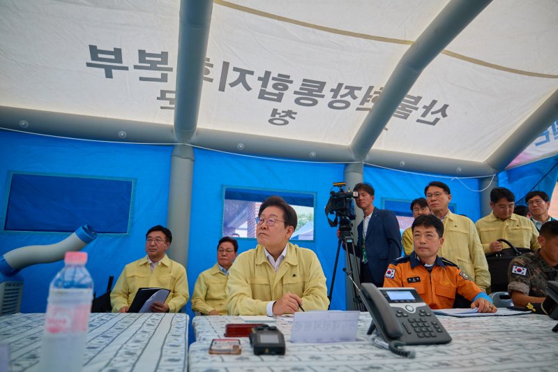 이재명 대통령이 21일 경남 산청군 산청읍 행정복지센터 앞에 마련된 호우 피해 통합지원본부에서 보고를 받고 있다. (대통령실 제공. 재판매 및 DB 금지) 2025.7.21/뉴스1 ⓒ News1 허경 기자
