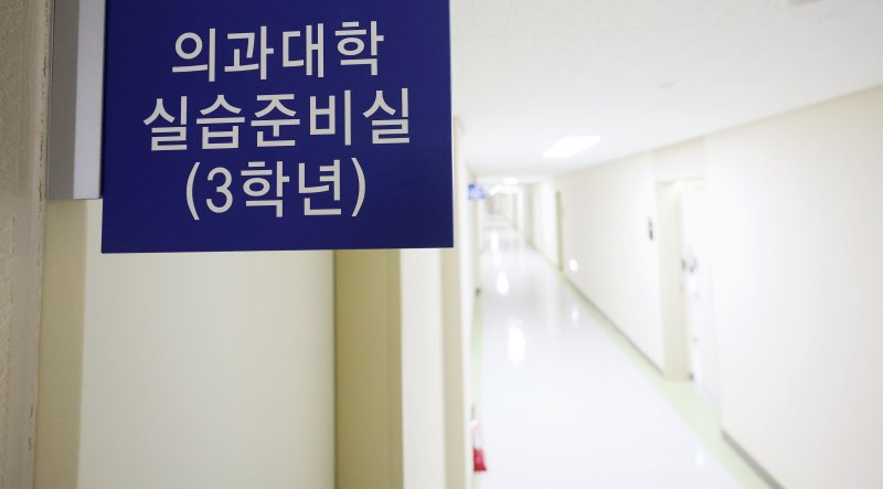 [서울=뉴시스] 홍효식 기자 = 서울 시내 한 의과대학 실습준비실 모습. 2025.07.14. yesphoto@newsis.com