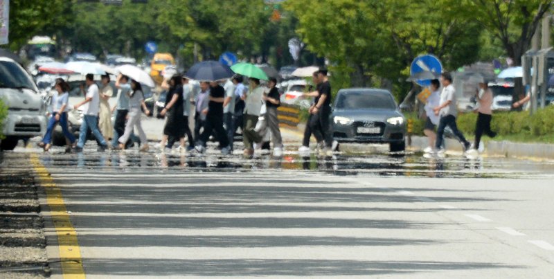 [전주=바카라사이트 승리바카라 소울카지노] 김얼 기자 = 전북지역 곳곳에 폭염경보가 발효된 22일 전북 전주시 완산구 효자로에 바카라사이트 승리바카라 소울카지노가 피어오르고 있다. 2025.07.22. pmkeul@newsis.com