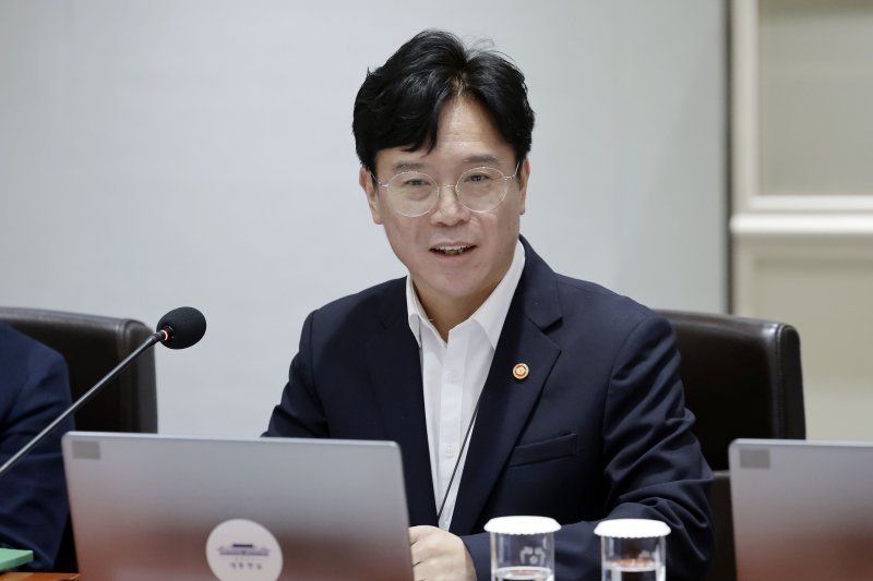 김영훈 고용노동부 장관이 22일 서울 용산 대통령실 청사에서 열린 국무회의에서 인사말을 하고 있다. /사진=뉴시스화상