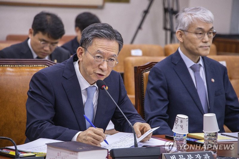 법사위에서 질의에 답하는 정성호 법무부 장관 (출처=연합뉴스)