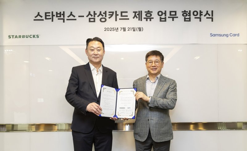 삼성카드 김이태 사장(오른쪽)과 스타벅스 코리아 손정현 대표가 지난 21일 서울 중구 삼성카드 본사에서 제휴카드 출시 등 상호협력을 위한 업무협약을 체결한 뒤 기념촬영을 하고 있다. 삼성카드 제공