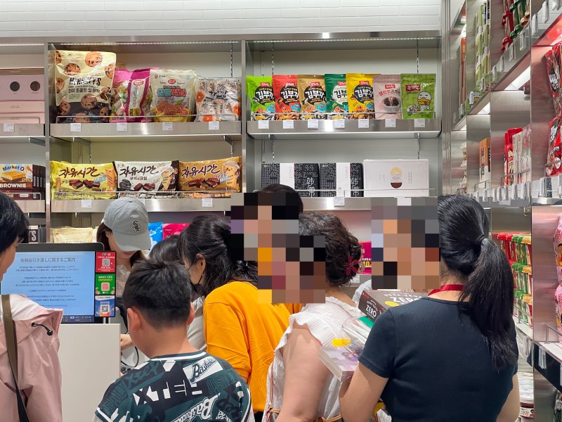 지난 18일 서울 신세계면세점 명동점에서 중국인 바카라사이트 소울카지노객들이 우리나라 과자 등 식품류를 구매하고 있다. 사진=김현지 기자