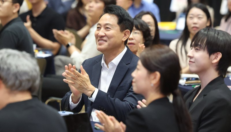 오세훈 서울시장(가운데)이 22일 오전 서울 중구 서울시청에서 열린 '창의행정, AI로 제안하는 아이디어톤' 행사에서 박수를 치고 있다. 뉴시스