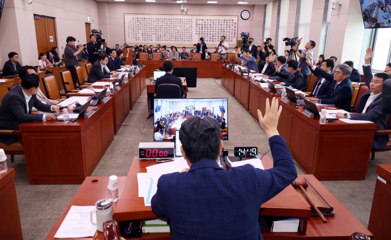 이춘석 법사위원장이 22일 오후 서울 여의도 토토 사이트 바카라 법제사법위원회 전체회의에서 열린 'AI 디지털 교과서의 법적 지위를 교육자료로 바꾸는 초·중등교육법 일부개정법률안'에 대해 거수 투표를 진행하고 있다. 뉴시스