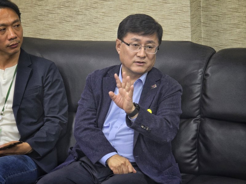 김성환 신임 환경부 장관이 22일 오후 정부세종청사 기자실에서 기자들에게 취임 소회와 이재명 정부 환경 정책에 대해 소개하고 있다. 2025.7.22/뉴스1 ⓒ News1 황덕현 바카라사이트 뱃무브환경전문기자