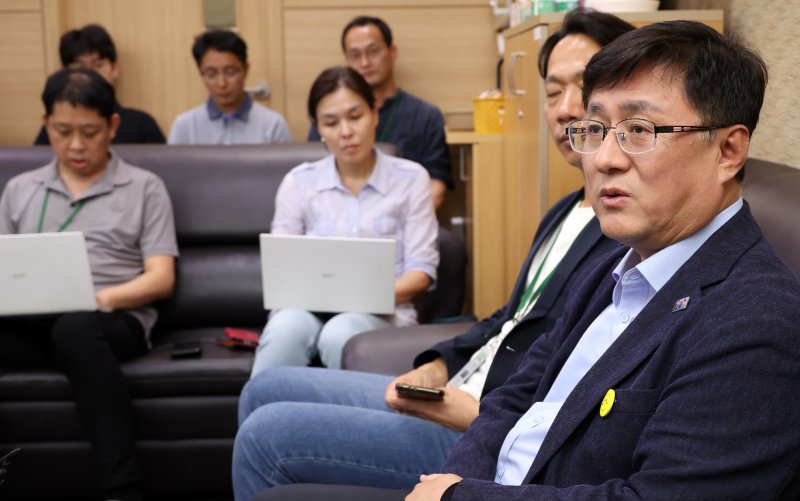 [세종=뉴시스] 강종민 기자 = 김성환 신임 바카라사이트 정보 장관이 22일 세종시 정부세종청사 바카라사이트 정보 기자실을 찾아 출입기자들의 질문에 답하고 있다. 2025.07.22. ppkjm@newsis.com
