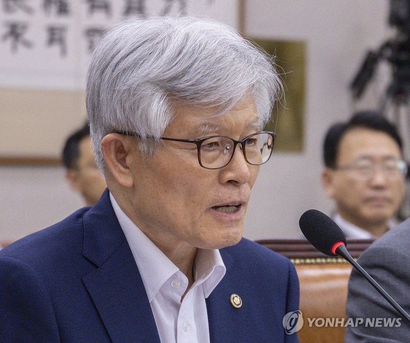 법사위에서 질의에 답하는 최동석 인사혁신처장 (출처=연합뉴스)