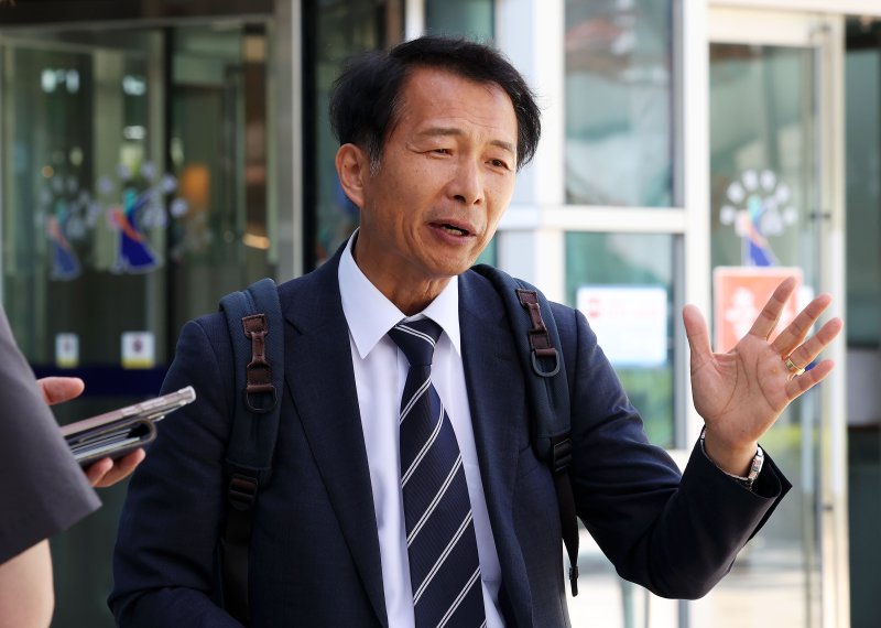 [서울=뉴시스] 홍효식 기자 = 송기호 변호사가 16일 오전 서울 서초구 서울행정법원 앞에서 '론스타 판정문 실명 공개' 정보공개 소송 1심 선고를 마친 뒤 취재진에게 입장을 밝히고 있다. 2024.05.16. yesphoto@newsis.com