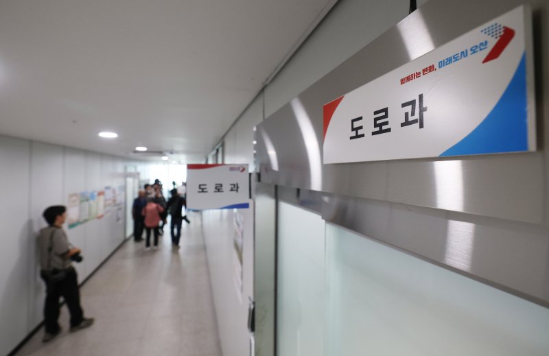 22일 오전 경찰이 1명의 사망자를 낸 '경기 오산시 가장교차로 고가도로 옹벽 붕괴 사고'에 대한 강제 수사에 착수했다. 경찰에 따르면 압수수색 대상에는 오산시청과 서울 종로구 현대건설(시공사) 본사, 경남 진주시 국토안전관리원(감리업체) 등 3곳이 포함됐다. 사진은 이날 압수수색이 진행중인 경기 오산시청의 모습. 2025.7.22/뉴스1 ⓒ News1 김영운 기자