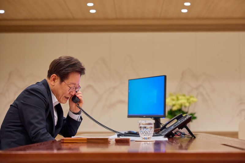 [서울=뉴시스] 이재명 메이저 바카라사이트이 17일 서울 용산 메이저 바카라사이트실 청사 집무실에서 레젭 타입 에르도안 튀르키예 메이저 바카라사이트과 전화 통화를 하고 있다. (사진=메이저 바카라사이트실 제공) 2025.07.17. photo@newsis.com *재판매 및 DB 금지