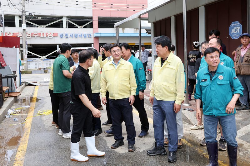 윤호중 행정안전부 장관이 20일 오전 호우로 침수 바카라사이트 비타임를 입은 충남 당진군 전통시장을 방문하여 응급복구 상황 등을 점검하고 있다. (행정안전부 제공. 재판매 및 DB 금지) 2025.7.20/뉴스1