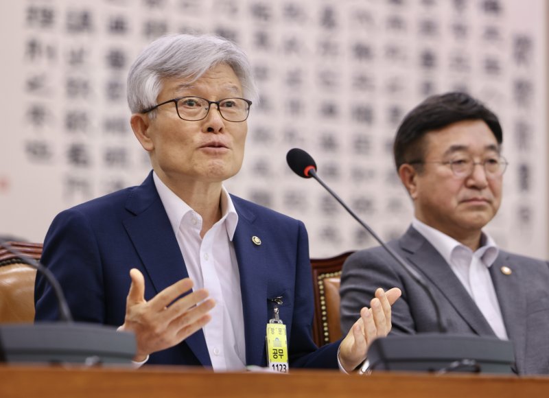 [서울=뉴시스] 김명년 기자 = 최동석 인사혁신토토 사이트 바카라이 22일 오후 서울 여의도 국회에서 열린 법제사법위원회 전체회의에서 의원 질문에 답변하고 있다. 2025.07.22. kmn@newsis.com